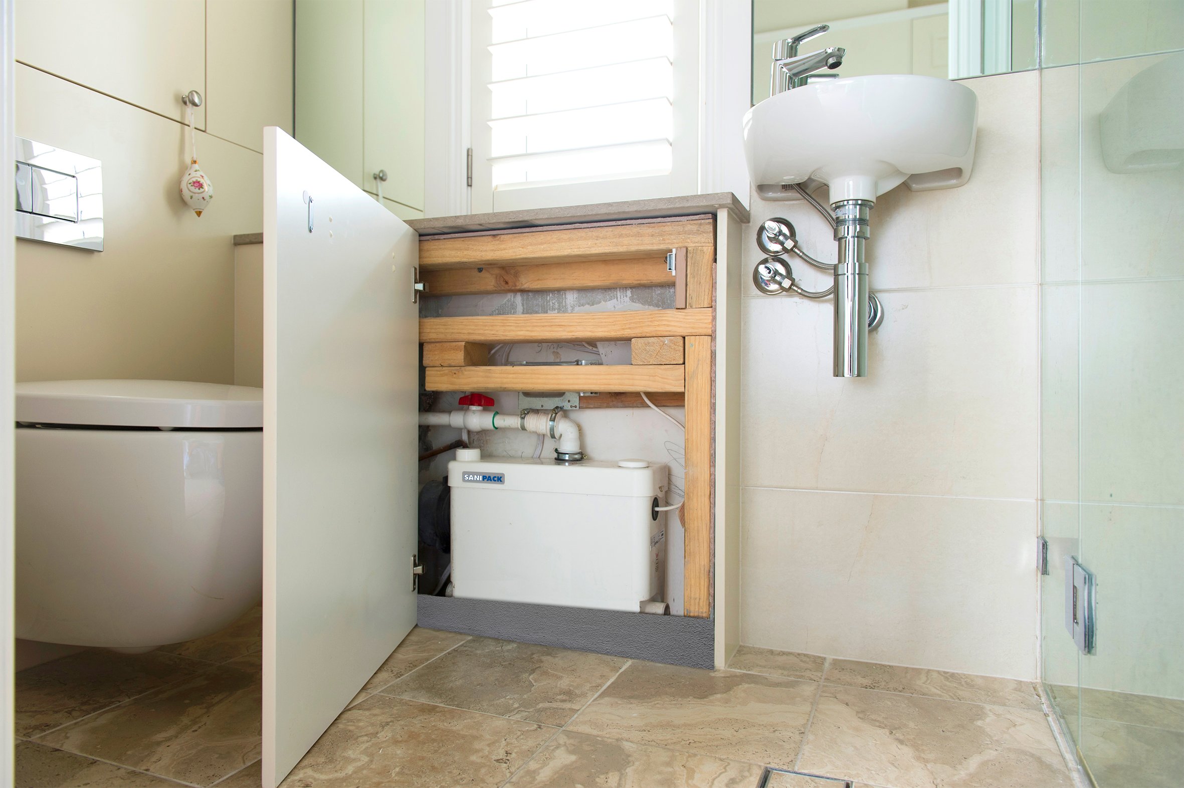 The Sanipack was used to install an ensuite oﬀ the main bedroom and a powder room next to the main living area.
